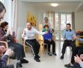 Bild: JOCHEN NEUMANN 
ERBENDORF
Sitztanz und neue Rhythmen brachten die Altenpfleger beim Projekttag den Bewohnern des Caritas-Altenheims bei. Mit auf dem Bild Lehrerin Ingrid Linkel (stehend)