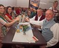 Bild: sön
„Prost, prost, prost – dass d’ Gurgel niat varost“: Bierprinzessin Veronika I., Bierkönigin Christina I. (links von vorne) stießen mit Pater Christian Liebenstein und dem ehemaligen Braumeister Wolfram Seebauer (rechts von vorne) auf einen zünftigen Bockbierabend an.
