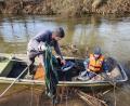 Bild: pop
Auch vom Boot aus wurde Müll aus der Vils gefischt und entsorgt.