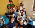 Bild: exb
Stolz präsentieren die Vorschulkinder des Kinderhauses Hl. Geist zum Abschluss ihre Bücherei-Fuchsurkunde und die ersten ausgeliehen Bücher.