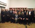 Bild: ror
Die Ehrengäste gratulieren den Geehrten und dem neugewählten Vorstand der Muglhofer Feuerwehr.