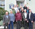 Bild: dob
Kreisfischereivereinsvorsitzender Johann Dittmann ehrte treue und langjährige Mitglieder und überreichte Vereinsnadeln und Geschenke. Anton Pöpperl und Josef Puff aus Pleystein (vorne, Dritter und Vierter von rechts) gehören seit einem halben Jahrhundert zu den Kreisfischereivereinsmitgliedern. Verabschiedet wurde zudem Bürgermeister Hermann Ach aus Moosbach (Zweiter von rechts), der nicht mehr für das Bürgermeisteramt kandidiert und deshalb letztmals offiziell bei der Jahreshauptversammlung der Fischer dabei war.