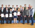 Bild: Regierung der Oberpfalz/Kammermeier/exb
Regierungspräsident Axel Bartelt (Reihe vorne, Dritter von rechts), Kreisobmann Ely Eibisch (rechts) und Landwirtschaftsdirektor Wolfgang Wenisch (hinten, rechts) gratulierten mit weiteren Ehrengästen den Absolventen aus dem Landkreis Tirschenreuth, unter denen mit Lena Enders (Reihe vorne, Vierte von rechts) und Veronika Kost (links daneben) auch zwei junge Damen waren.