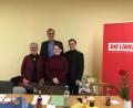 Bild: ihl
Mit dem Fraktionsvorsitzenden der Linken, Dietmar Bartsch, erhielten Uschi Maxim und Eva Kappl (von links) Wahlkampfhilfe von ganz oben. Er stellte sich auch den Fragen der Zuhörer. Mit im Bild Kreisvorsitzender Marius Brey (rechts).