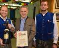 Bild: jr
18 Jahre lang hatte Bürgermeister Roland Grillmeier (Mitte) die Schirmherrschaft über das Mitterteicher Starkbierfest übernommen. Weil er bald aus dem Amt ausscheidet, wurde er nun zum Ehrenschirmherrn ernannt. Vorsitzender Alexander Hutterer (rechts) und Festleiter Christoph Härtl gratulierten.