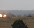 Bild: hbe
Getarnt hinter Büschen feuert dieser amerikanische Raketenwerfer vom Typ M270A1, Multiple Launch Rocket System (MLRS) des 1st Battalion, 6th Field Artillery Regiment aus Grafenwöhr.