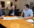 Bild: Christine Hollederer
Über die Fortschritte bei der Planung der Eisenbahnbrücke über der Kreisstraße AS 37 in Neukirchen freuen sich (von links) Landrat Richard Reisinger, Bürgermeister Winfried Franz und Tiefbauamtsleiter Matthias Kolb.