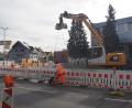 Bild: bl
Ein Bagger bringt die schweren Stahlplatten für den Graben-Verbau in der Oberviechtacher Straße an Ort und Stelle. Die Kreuzung mit Hütgasse und Neunburger Straße ist nicht nur für den Verkehr ein schwieriger Bereich, hier treffen auch Wasserleitungen aufeinander, die dringend saniert werden müssen.