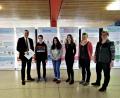 Bild: ubb
Jürgen Preisinger erklärte den Schülern Marc Schwartling und Nathalie Höfer, den Lehrerinnen Susanne Bergler und Nadine Meiler sowie Rektorin Gisela Kastner (von links) das Prinzip der Ausstellung.