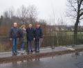 Bild: den
Altbürgermeister Hans-Gerd Reindl (von links), Kreisrätin Sybille Bayer, Landratskandidat Thomas Döhler und MdB Uli Grötsch sahen sich vor Ort in Lenau und bei Oberwappenöst die Bahnstrecken an.