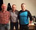 Bild: fdl
Gerhard Oberst (von rechts), Bernhard Kustner und Peter Grünwald freuten sich über ihre guten Platzierungen beim Preisschafkopf der DJK Ehenfeld-Massenricht.