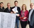 Bild: no
Während die Tinte der Vertragsunterschriften trocknet, machen (von links) Philipp und Egon Deinhard (Ausbaufirma Egon Kabelbau), Geschäftsführer Chris Brandl (Brandl Services), Bürgermeisterin Brigitte Bachmann und der Leiter der Verwaltungsgemeinschaft Illschswang, Siegfried Holler, ein Erinnerungsfoto.