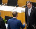 Bild: Michael Reichel/dpa
Der neu gewählte Ministerpräsident Bodo Ramelow (rechts, Die Linke), verweigert dem AfD-Fraktionsvorsitzenden Björn Höcke den Handschlag nach der Wahl.