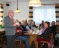 Bild: gpa
Über ein volles Haus freut sich "Frohsinn"-Präsident Erwin Dromann (stehend) im Züchterheim, wo er den Mitgliedern bei einem Kaffeekränzchen die Pläne für die nächsten Monate vorstellt und dabei auch die 140-Jahr-Feier ankündigt.