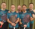 Bild: fz
Martin Gillitzer (von links), Marinko Maric, Stefan Hoch, Thomas Prifling und Tobias Berner freuen sich über den Titel in der Tennis-Bezirksliga. Auf dem Bild fehlt Ferdinand Troglauer.
