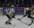 Bild: gb
Zum Saisonabschluss treffen die Blue Devils am Freitag auf den EC Peiting und am Sonntag auf die Starbulls Rosenheim. Aufgrund vieler Ausfälle werden erneut die jungen Spieler wie zum Beispiel Oliver Arlt (rechts, Szene aus der Partie gegen den SC Riessersee) zur Stammformation gehören.