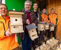 Bild: Martin Hertel/exb
Sozialer Wohnungsbau für Singvögel: Jonas Plessgott (links), Ulli Stöhr und Korbinian Scherm (rechts) präsentieren die Vogelnistkästen, die sie für ein Forschungsprojekt der Universität Bayreuth an Robert Pfeifer und Lucas Fäth übergeben.