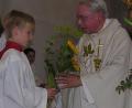 Bild: bö
Blumen überreichten die Ministranten zum Goldenen Priesterjubiläum an Pfarrer Erwin Strempel