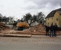 Bild: bjp
Der Bauausschuss begutachtet die Arbeit der Bagger: Nur Trümmerhaufen bleiben vom "Spoutznstodl", der der Neuverlegung von Wasser- und Kanalleitungen weichen musste.