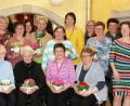 Bild: lst
Der Ortsverband der Frauen-Union mit seiner Vorsitzenden Gabriele Frank (stehend, Sechste von rechts) freut sich über 14 Ehrungen und die Neuaufnahme von 3 Mitgliedern.