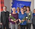 Bild: rgr
Frauenbund-Vorsitzende Doris Schreglmann (Dritte von links) freut sich, Eleonore Fischer, Ella Buber und Christine Waletzko als neue Mitglieder begrüßen zu können.