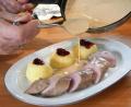 Bild: Gabi Schönberger 
Die gebratenen Äpfel mit Preiselbeeren schmecken köstlich zum Wildschweinfilet. Wer mag, serviert dazu noch Rotkohl und Feigen.