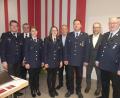 Bild: rn
Verantwortung für den Feuerwehrverein tragen künftig (vorne, von links) Korbinian Dunzer (neu), Corinna Danzer (neu), Magdalena Gradl und Martin Pscherer. Zur Wahl gratulieren (von rechts) Thomas Schreml, die stellvertretenden Bürgermeister Karl Lorenz und Klaus Lehl sowie Stadtverbandsvorsitzender Dieter Kies.