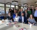 Bild: Otto-Hahn-Gymnasium/exb
Der Schulleiter des Otto-Hahn-Gymnasiums Marktredwitz, Stefan Niedermeier (rechts), Carola Meyer von der Agentur für Arbeit (zweite Reihe, Vierte von rechts) und der Beratungslehrer der Schule, Florian Küfner (zweite Reihe, Dritter von rechts), freuen sich im Kreise der Referenten über einen gelungenen Studientag.