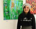 Bild: Kunz
Farzaneh Jampouri vor ihren Bildern in der Regionalbibliothek. Die Künstlerin befasst sich vor allem mit Frauenthemen.