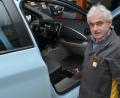 Bild: dob
Kfz-Meister Wolfgang Pröls, der als Fachkundiger für Arbeiten an Hochvolt-eigensicheren Fahrzeugen zertifiziert ist, klärte die Einsatzkräfte der Stützpunktwehr Vohenstrauß auf, wie sie sich im Bedarfsfall bei Einsätzen mit E-Fahrzeugen zu verhalten haben. Bei Renault befindet sich der Trennschalter unter der Beifahrerfußmatte.