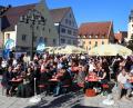 Bild: Götz
Das „Kulturfest Bayern-Böhmen“ auf dem Unteren Marktplatz war ein Besuchermagnet: Schon bald gab es keine freien Plätze mehr auf den Bänken.