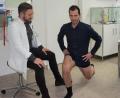 Bild: Krebs/exb
Marcel Waldowsky beim Core-Workout unter Anleitung von Dr. Markus-Johannes-Rueth.