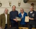 Bild: hme
Nach 40 Jahren in der Vorstandschaft wird Schriftführer Alfred Gilch (Dritter von links) von Bürgermeister Karl-Heinz Preißer (von links), Jagdvorsteher Johannes Mutzbauer und Stellvertreter Hans Troidl verabschiedet.