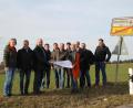 Bild: lma
Neues Baugebiet Asamhöhe in Ensdorf mit Bürgermeister Markus Dollacker (Dritter von links) und den CSU-Gemeinderatskandidaten.