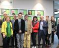 Bild: blf
Peter Welnhofer, (Sechster von links), Schulleiter des Gregor-Mendel-Gymnasiums, präsentiert die "Wall of Fame" seiner Schule, die das P-Seminar von Christiane Preitschaft (rechts) gestaltet hat.