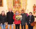 Bild: slh
Pfarrer Cyprian Anyanwu (Zweiter von rechts) überreichte Christine Schießl (Mitte, mit Blumenstrauß) die Abschieds-Ehrenurkunde. Dank und Anerkennung sprach auch Kirchenpfleger Gerhard Bauer (Zweiter von links) aus. Dabei waren auch neuen Mesnerinnen Barbara Hanauer (links) und Maria Lottner.