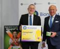 Bild: Bionorica SE - Kathrin Albrecht
Michael A. Popp, Vorstand und Inhaber der Bionorica SE, und Uwe Baumann, Head of Global Business, zeigen eine Umsatzhoffnung der Bionorica SE.