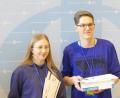 Bild: exb/W. Zimmermann
Das Vizemeister-Team der Deutschen Physikmeisterschaft besteht aus Emma Ingendorf und Sebastian Heiss vom Augustinus-Gymnasium in Weiden.