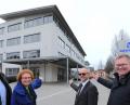 Bild: Wolfgang Steinbacher
Dort, wo bisher die Grammer-Mitarbeiter gegessen haben und die Lkw-Sitze des Unternehmens im Showroom zu sehen waren, werden ab 1. Juli Kinder spielen. Im Bild (von links): Vom künftigen Träger Caritas-Geschäftsführer Günther Koller, Kindergartenleiterin Brigitte Netta, Jugendamtsleiter Thomas Boos und Oberbürgermeister Michael Cerny.