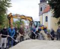 Bild: Wolfgang Steinbacher
Spatenstich für den Kreisverkehr an der Sebastianstraße. Bis zum Jahresende soll hier alles fertig sein.