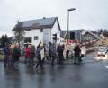 Bild: bl
Rund 50 Nabburger machten am Freitag vor der Bahnschranke deutlich, dass sie die Verzögerungen bei der Rahmenplantrasse satt haben.