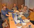 Bild: ak
Die Mitglieder der Schlaganfallselbsthilfegruppe ließen sich marinierte Heringe und angemachten Quark mit Pellkartoffeln schmecken.