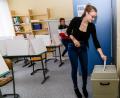 Bild: Hösamer
Marie Obermeier (16) gibt ihre Stimme im Wahllokal im Gymnasium Schwandorf ab.