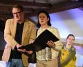 Bild: Tobias Schwarzmeier
Noch können die Hartmanns (Dirk Arlt und Claudia Lohmann, von links) beim „Flüchtlingscasting“ den Enthusiasmus von Sozialarbeiterin Heike (Jana Dütsch) nicht so recht teilen.