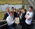 Bild: wpt
Sie sind das beste P-Seminar der Oberpfalz: Zusammen mit ihrem Lehrer Felix Wabra (zweite Reihe links) präsentieren die Schüler des Augustinus-Gymnasiums in Weiden ihre Urkunde.