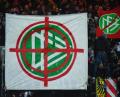 Bild: Nicolas Armer/dpa
Nürnberger Fans halten am Freitagabend ein Banner mit dem Logo des DFB in die Höhe, das in einem Fadenkreuz zu sehen ist.