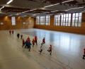 Bild: fjo
Während der Nachwuchs des SV Altenstadt in der Dreifachturnhalle munter seine Runden dreht, müssen sich Stadträte und Verwaltung damit beschäftigen, den Landkreis künftig an einer Finanzierung des laufenden Betriebs zu beteiligen.