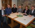 Bild: jr
Beim Gespräch im Mehrgenerationenhaus mit dabei waren (von links) Mitarbeiterin Renate Krieglsteiner, AWO-Kreisvorsitzender Edwin Ulrich, sein Stellvertreter Helmut Wildenauer, AWO-Pflegedienstleiter Michael König, Bürgermeister Roland Grillmeier, AWO-Geschäftsführerin Angelika Würner und MdB Albert Rupprecht.