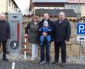 Bild: Gemeinde Kulmain/exb
Corinna Reinhart (Bauamt), Bernhard Gessner (Elektromobilität), Michael Lingg (Kundenmanager), Bürgermeister Günter Kopp, Sybille Bayer, Hotelbesitzer Joachim Wiesend mit Sohn sowie Zweiter Bürgermeister Albert Sollfrank (von links) nahmen die Ladesäule in Betrieb.