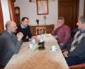 Bild: fz
Pfarrer Adam Nieciecki, Kirchenpfleger Hubert Zitzmann, Bürgermeister Anton Kappl und VG-Geschäftsleiter Lothar Kipp (von rechts) besprechen das weitere Vorgehen bei der Erweiterung des Kindergartens.